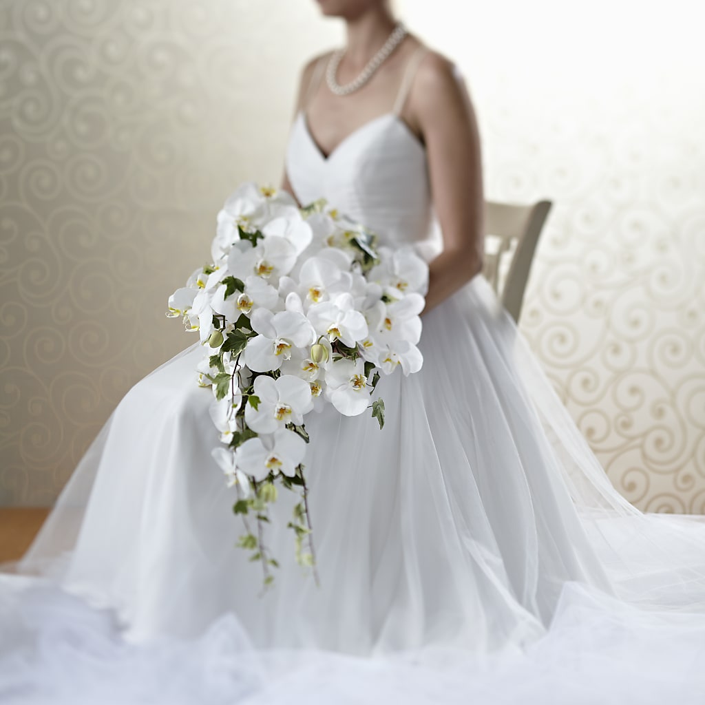Classic White Bouquet – ALMENDRO'S FLOWER, Kissimmee FL